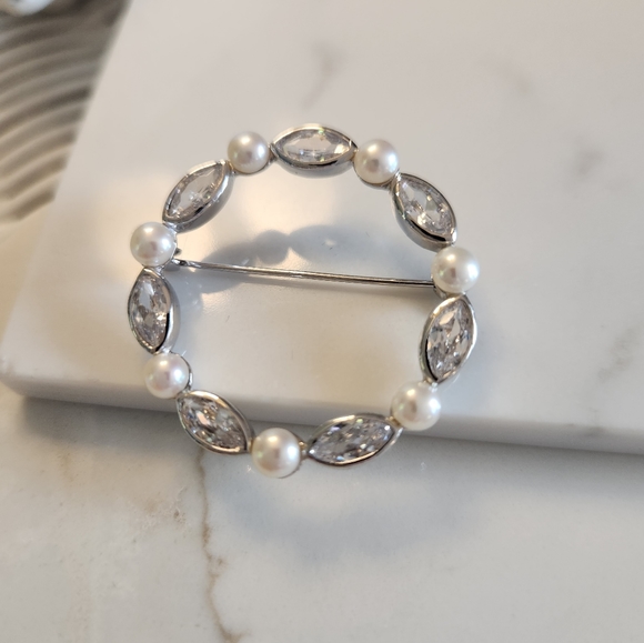 925 Sterling Silver ,real cultured pearl & Clear CZ in a Circle design brooch - Picture 2 of 7